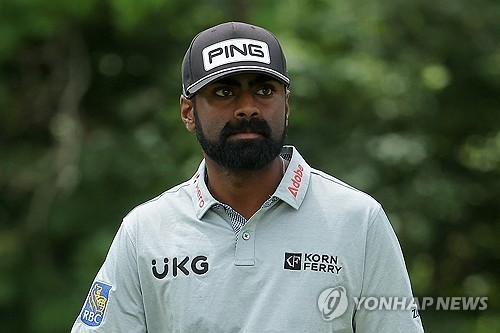 목 부상으로 기권한 사이스 시갈라. 사진[AFP/게티이미지=연합뉴스]