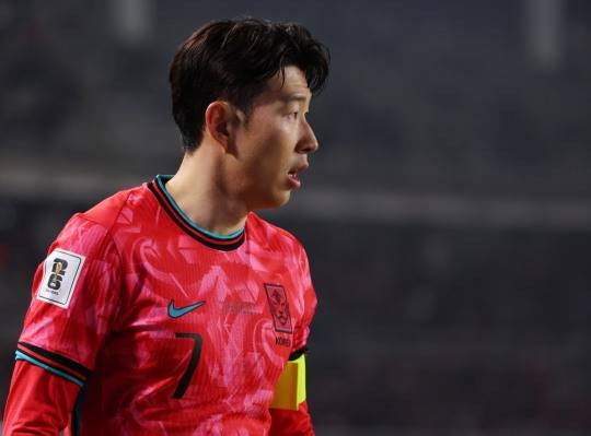 코너킥 준비하는 손흥민. 사진[연합뉴스]