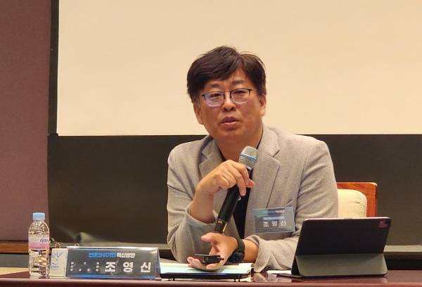 ▲2025년 5월 14일 서울 중구 한국프레스센터에서 한국언론진흥재단 주최 '언론의 위기와 혁신 방안' 세미나가 진행되고 있다. 발제 중인 조영신 미디어산업컨설턴트. 사진=노지민 기자