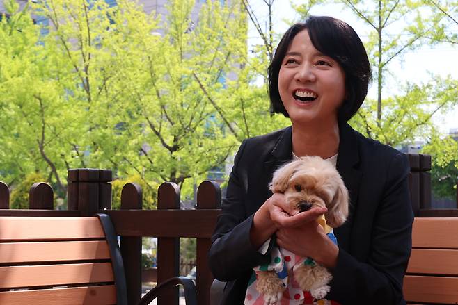 이영 마침표 연구소장이 자신의 반려견 ‘뻥이’를 안은 채 환하게 웃으며 매일경제와 인터뷰하고 있다. [이승환 기자]