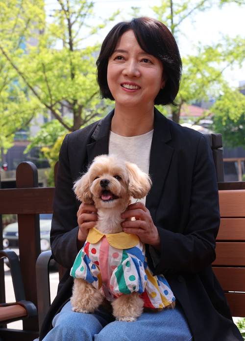 이영 전 장관이 자신의 반려견 ‘뻥이’와 함께 환하게 웃고 있다. [이승환 기자]