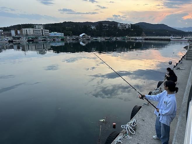 해질녘 낚시 체험을 하는 여행객.  /사진= 강예신 기자
