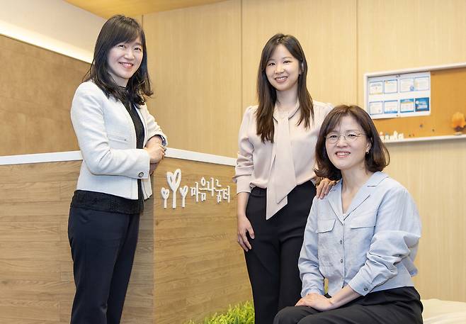 왼쪽부터 국은선·윤재진·김수영 상담사.
  에스원