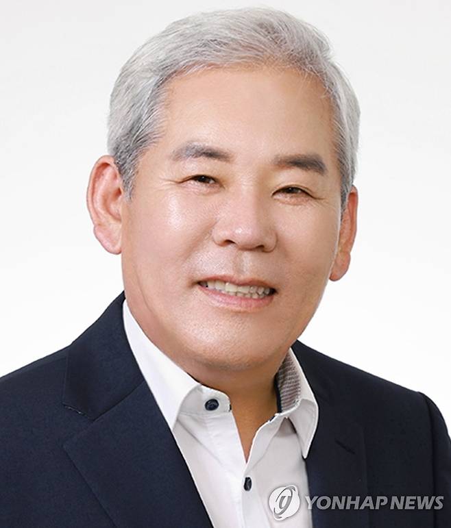 박근혜 정부시절 청와대 출신인 최상화 전 춘추관장이 15일 더불어민주당에 입당했다. [사진출처 = 연합뉴스]