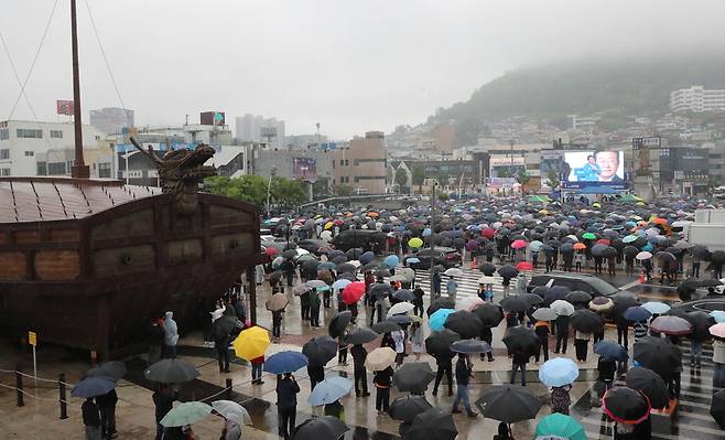 비 뚫고 모인 인파 이재명 더불어민주당 대선 후보가 '이순신 호국 벨트' 유세차 15일 오후 전남 여수시 이순신광장을 찾아 지지를 호소하고 있다.  김호영기자