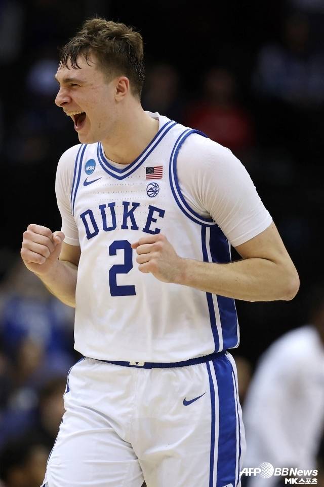 플래그는 댈러스의 10년 이상을 책임질 수 있는 재능으로 평가받고 있다. 반면 아데토쿤보는 이미 전성기를 보내고 있는 선수이며 여기서 더 올라갈 일은 없다. 댈러스는 리빌딩을 선언하지 않았으나 플래그를 포기하고 아데토쿤보를 영입하는 건 반드시 우승이 아니면 실패가 될 극단적인 선택이 된다. 사진=AFPBBNews=News1