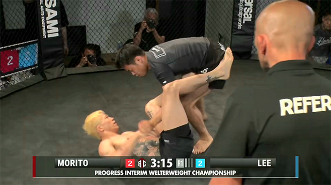 제11대 DEEP 라이트급 챔피언 및 제2대 블랙컴뱃 라이트급 챔피언 이송하가 2025년 5월 국제브라질주짓수연맹 아시아선수권대회 금메달리스트 모리토 신지에게 리버설을 허용하여 프로그레스 웰터급 잠정 타이틀매치 2점을 내주고 있다. 사진=PROGRESS実行委員会