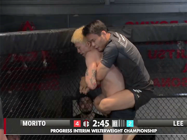 제11대 DEEP 라이트급 챔피언 및 제2대 블랙컴뱃 라이트급 챔피언 이송하가 2025년 5월 국제브라질주짓수연맹 아시아선수권대회 금메달리스트 모리토 신지에게 백그랩을 내줘 프로그레스 웰터급 잠정 타이틀매치 4점째를 허용하고 있다. 사진=PROGRESS実行委員会
