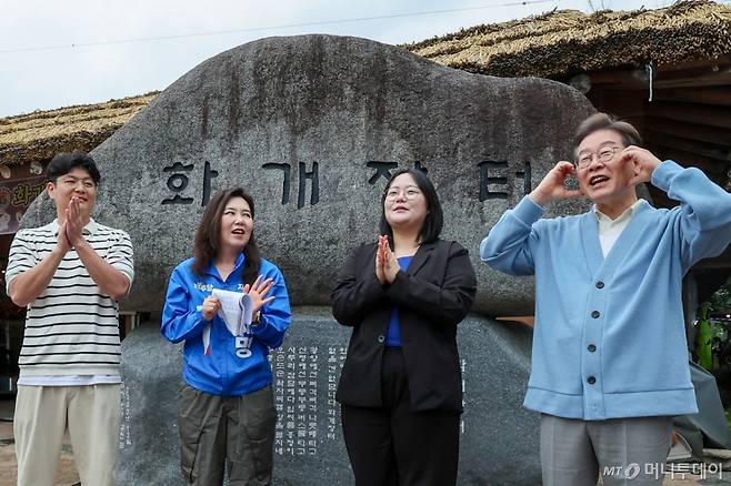 (하동=뉴스1) 안은나 기자 = 이재명 더불어민주당 대통령 후보가 15일 오전 경남 하동군 화개장터 입구에서 광주 출신 30대 남성 문유성 씨, 대구 거주 20대 여성 김다니엘 씨, 강유정 의원과 유튜브 K-이니셔TV 케미폭발 '동서화합' 화개장터 라이브를 하고 있다. 2025.5.15/뉴스1  Copyright (C) 뉴스1. All rights reserved. 무단 전재 및 재배포,  AI학습 이용 금지. /사진=(하동=뉴스1) 안은나 기자