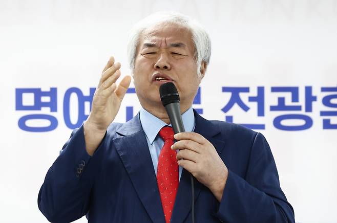 전광훈 사랑제일교회 목사가 지난달 24일 서울 여의도 자유통일당사에서 대선 출마 기자회견을 하고 있다./사진=뉴스1