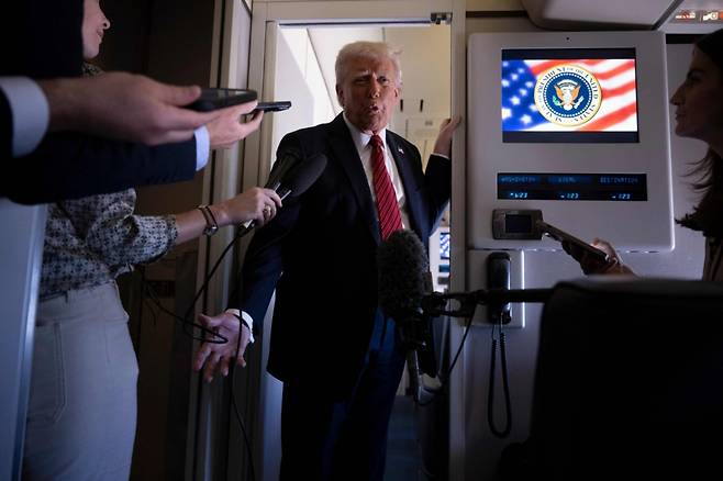 (AFP=뉴스1) 우동명 기자 = 도널드 트럼프 미국 대통령이 14일(현지시간) 카타르로 향하는 전용기에서 취재진을 만나 “튀르키예 이스탄불에서 열리는 러시아와 우크라이나 간 종전 협상에 참석할 지를 아직 검토하는 중이다”고 밝히고 있다. 2025.05.15  /AFPBBNews=뉴스1