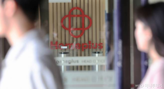 서울 강서구 홈플러스 본사에서 직원들이 출입구를 드나들고 있다.  /사진제공=뉴스1