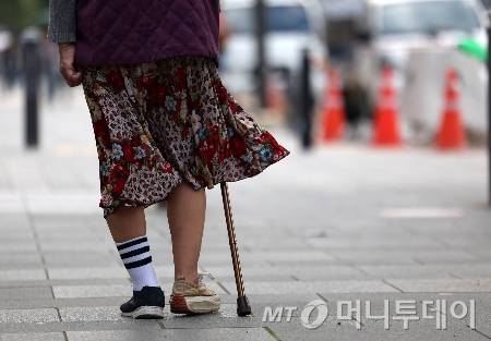 [서울=뉴시스] 김명년 기자 = 26일 오후 서울 서초구 동작대로 인근에서 열린 서초구치매안심센터 주최 실종 치매환자 발견 모의훈련에서 가상 치매환자가 길거리를 방황하고 있다. 2024.09.26. /사진=김명년