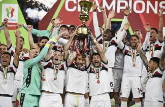 볼로냐 선수단이 15일(한국시간) 이탈리아 로마의 스타디오올림피코에서 열린 코파이탈리아 결승에서 승리한 뒤 트로피를 들고 환호하고 있다. EPA 연합뉴스