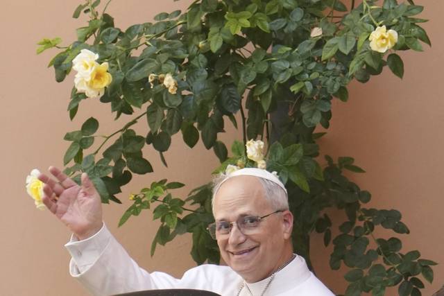 14일 레오 14세 교황이 이탈리아 로마에 위치한 성 아우구스티누스 수도회 본부를 방문해 손을 흔들며 인사하고 있다. 최초의 아우구스티누스 수도회 출신 교황인 레오 14세 시대를 여는 즉위 미사는 오는 18일 바티칸 성 베드로 광장에서 거행된다.  AP 뉴시스