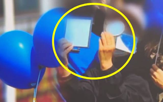 이재명 더불어민주당 대선 후보 유세 현장에 한 지지자가 손거울을 들고 있다. 채널A 보도화면 캡처