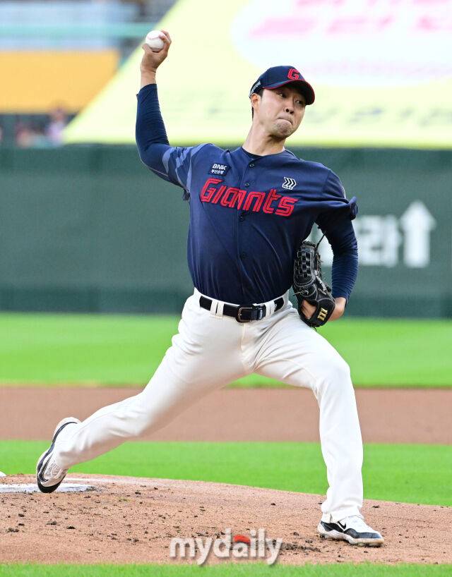 2024년 7월 30일 인천 SSG랜더스필드에서 '2024 신한 SOL Bank KBO리그, 롯데 자이언츠와 SSG 랜더스의 경기가 열렸다. 롯데 선발투수 윤성빈이 역투하고 있다./마이데일리