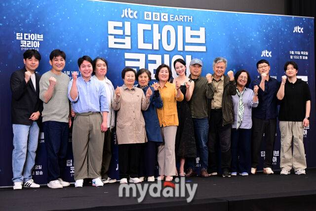 2025년 5월 15일 오후 서울 상암동 스탠포드호텔에서 진행된 '딥 다이브 코리아: 송지효의 해녀 모험' 제작발표회에서 송지효와 출연진들이 파이팅을 외치고 있다. / 곽경훈 기자 kphoto@mydaily.co.kr