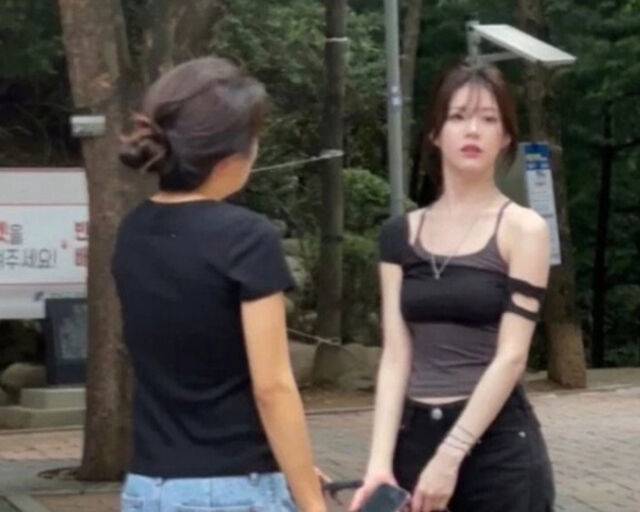 고윤정은 더운 여름 헝클어진 머리를 해도 굴욕 없는 모습을 보여줬다. / 온라인 커뮤니티 캡처