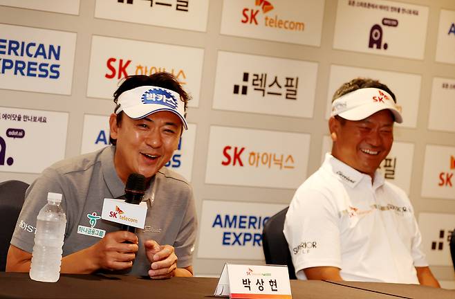 박상현(왼쪽)과 최경주가 14일 제주 서귀포 핀크스GC에서 열린 SK텔레콤 오픈 개막 전 공식 기자회견에서 취재진의 질문에 답하던 중 웃음을 터뜨리고 있다.    [KPGA 제공]