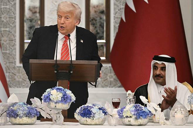 도널드 트럼프 미국 대통령이 14일(현지시간) 카타르에서 국빈 만찬 중 발언하고 있다. [AFP}