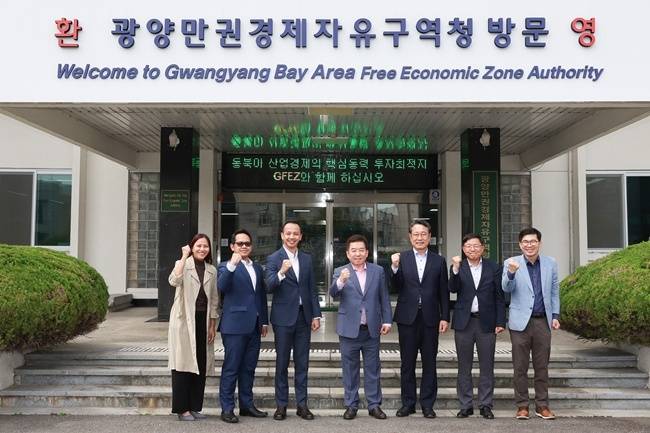 주한 인도네시아 투자진흥센터가 14일 광양만권경제구역청을 방문해 기념 촬영하고 있다.