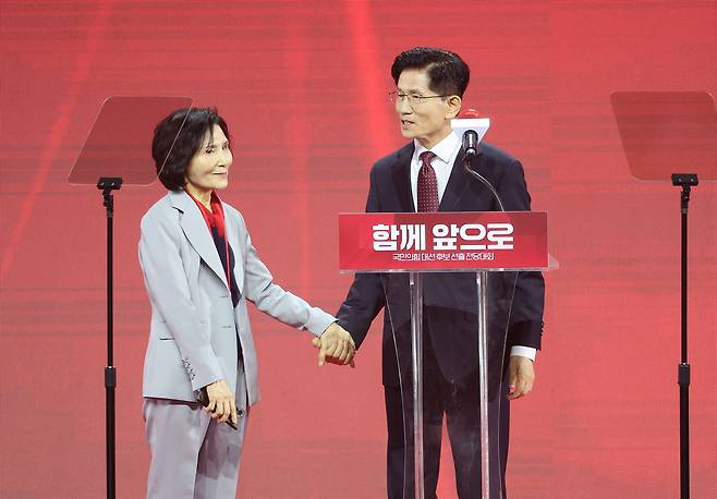 국민의힘 대선 후보로 선출된 김문수 후보가 지난 3일 경기 고양시 킨텍스에서 열린 국민의힘 전당대회에서 아내 설난영 씨를 소개하고 있다. [연합]