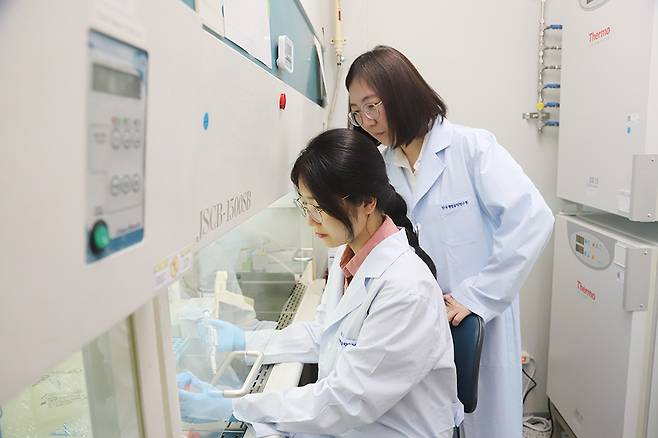 이미옥(오른쪽)  박사와 이영선 UST 학생이 오가노이드 관련 연구를 수행하고 있다. [한국생명공학연구원 제공]