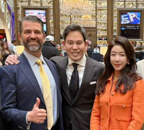 지난 1월 도널드 트럼프 미국 대통령 취임식을 참석하기 위해 워싱턴D.C.를 찾은 정용진(가운데) 신세계그룹 정용진 회장이 트럼프 대통령의 장남인 트럼프 주니어(왼쪽)와 만나 부인 한지희 씨를 소개하고, 기념 촬영을 하고 있다. [신세계그룹 제공]