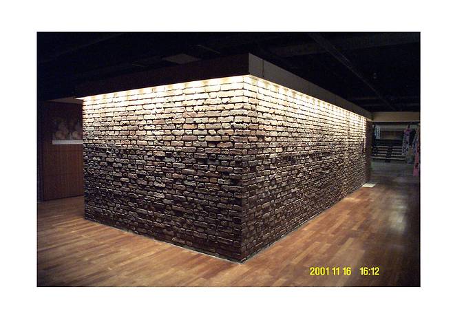 2001년 공사 당시 촬영된 서울 중구 무교동에 있는 SFC몰 내 구조물. 민경식  소장은 붉은 파벽을 사용해 아웃도어(실외)같은 인도어(실내)의 느낌을 인테리어 했다. [㈜민경식건축연구소 제공]