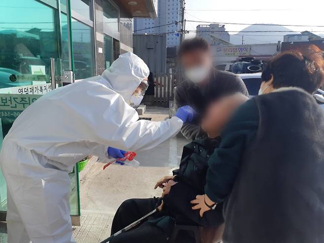 코로나19 시기 지역내 요양병원 등 고위험시설 종사자와 이용자를 대상으로 일제검사를 진행하고 있다. 사진은 기사와 무관함. [헤럴드DB]