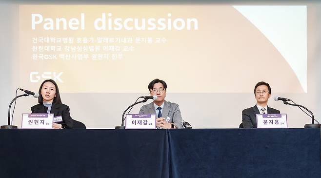 14일 열린 한국GSK 아렉스비 출시 기자간담회에서 권현지 한국GSK 전무(왼쪽), 이재갑 이재갑 한림대 강남성심병원 감염내과 교수(가운데), 문지용 건국대학교 호흡기-알레르기내과 교수(오른쪽)가 질문에 답하고 있다. [한국GSK 제공]