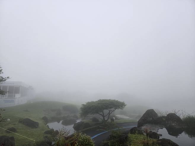 15일 KPGA 투어 SK텔레콤 오픈 1라운드가 열리는 제주 서귀포 핀크스GC 18번홀 그린이 짙은 안개에 싸여 전혀 보이지 않고 있다.    서귀포=조범자 기자