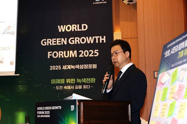 2025 포항 타운홀COP행사에서 도명 포항시 환경국장이 시민과 함께하는 기후행동 선도도시 포항에 대해 발표하고 있다. [포항시 제공]