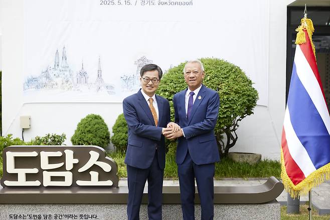 15일 오후 도담소에서 김동연 경기도지사가 피팟 라차낏쁘라칸 태국 노동부 장관과 기념촬영을 하고 있다.