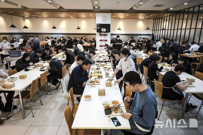 [서울=뉴시스] 정병혁 기자 = 19일 서울의 한 구내식당을 찾은 시민들이 점심식사를 하고 있다. 런치플레이션이 장기화되면서 구내식당을 찾은 소비자들이 늘어난 것으로 알려졌다. 경기침체가 장기화하고 외식물가가 천정부지로 치솟으면서 상대적으로 저렴한 구내식당을 찾는 소비자가 늘어난 것으로 풀이된다.  2025.02.19. jhope@newsis.com