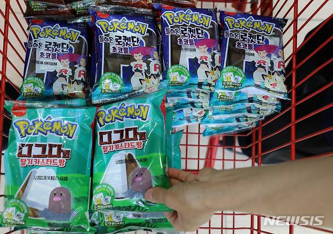 [서울=뉴시스] 이영환 기자 = 10일 오전 서울 중구 롯데마트 서울역점에서 시민들이 포켓몬빵을 구매하고 있다. 이날 SPC삼립은 올 2분기 연결 기준 매출이 8000억원을 돌파하며 역대 최대 분기 실적을 기록했다고 밝혔다. SPC삼립에 따르면 올 2분기 매출은 8149억원, 영업이익은 235억원으로 각각 전년 대비 14%, 61.5% 상승했다. 또한 핵심 사업인 베이커리와 푸드 매출은 전년 동기 대비 27%, 17% 증가하며 2040억원, 2007억원을 기록했다고 전했다.  2022.08.10. 20hwan@newsis.com