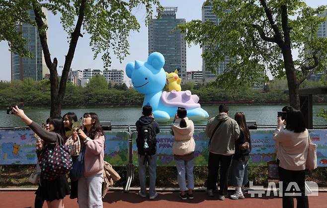 [서울=뉴시스] 김선웅 기자 = 25일 서울 송파구 석촌호수에 '포켓몬 타운 2025 with LOTTE', 라프라스&피카츄 대형 풍선이 전시돼있다.포켓몬코리아는 25일부터 오는 5월 18일까지 잠실 롯데월드 몰 및 월드파크 일대에서 포켓몬 타운 2025를 개최한다. 이번 축제는 포켓몬코리아의 '메타몽 프로젝트'와 연계해 포켓몬 전시, 체험 등 다채로운 콘텐츠를 즐길 수 있는 대규모 복합 이벤트다. 2025.04.25. mangusta@newsis.com