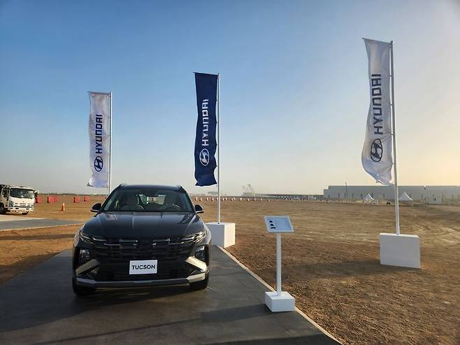 [제다(사우디아라비아)=뉴시스] 유희석 기자 = 14일(현지시간) 사우디아라비아 제다 인근 킹살만 자동차산업단지에서 현대차 사우디 공장(HMMME) 착공식이 열린 가운데, 행사장 앞에 현대차 차량이 전시돼 있다. 2025.05.15 photo@newsis.com *재판매 및 DB 금지