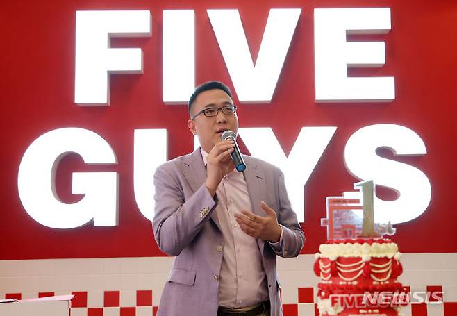 [서울=뉴시스] 이영환 기자 = 김동선 한화갤러리아 전략본부장 부사장이 서울 서초구 파이브가이즈 강남에서 열린 파이브가이즈 국내 오픈 1주년 기념 행사에서 인사말을 하고 있다. 2024.06.26. 20hwan@newsis.com