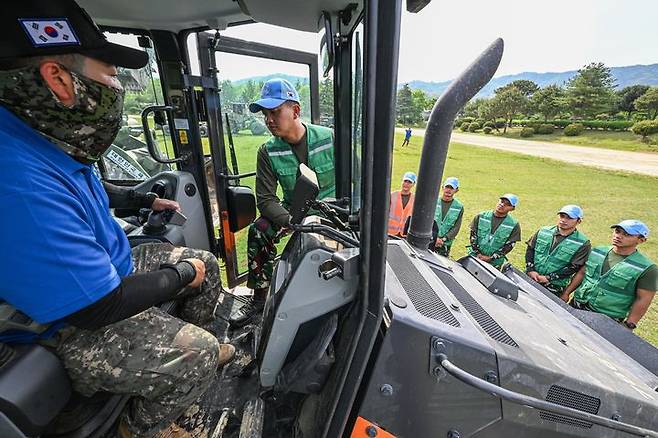 [서울=뉴시스] 육군은 대전 유성구 소재 1115공병단에서 국내 첫 'UN 평화유지활동 삼각협력 공병훈련'을 실시 중이라고 15일 밝혔다.대한민국의 UN 평화유지활동 기여공약 이행을 위해 실시되는 이번 훈련에는 캄보디아, 몽골, 태국, 인도네시아, 필리핀 등 5개국에서 선발된 장병 28명이 참가했다. 사진은 외국군 교육생들이 한국군 교관으로부터 공병장비에 대한 설명을 듣고 있다. (사진=육군 제공) 2025.05.15. photo@newsis.com *재판매 및 DB 금지