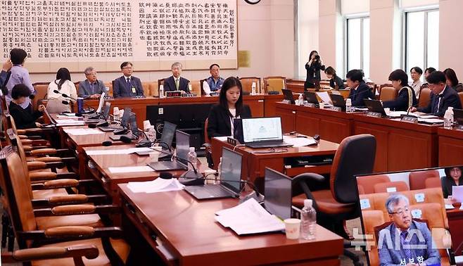 [서울=뉴시스] 조성봉 기자 = 14일 오전 서울 여의도 국회 법제사법위원회에서 조희대 대법원장 등 사법부의 대선개입 의혹 진상규명 청문회가 열리고 있는 가운데 국민의힘 의원들의 빈자리가 눈에 띄고 있다. 2025.05.14. suncho21@newsis.com