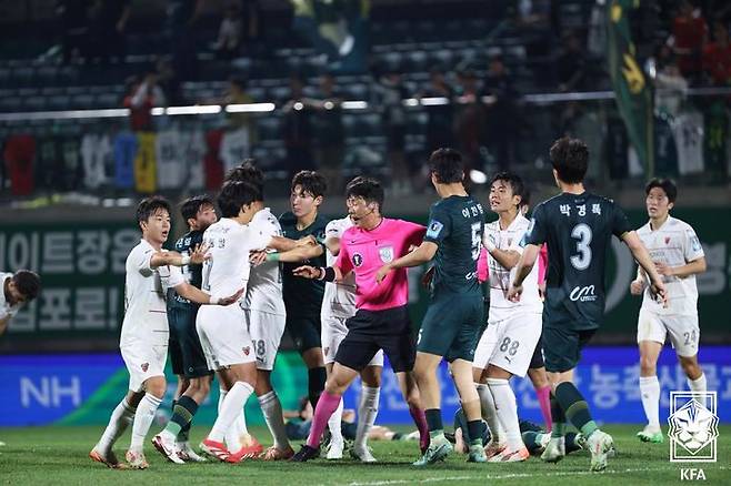 [서울=뉴시스] 2025 하나은행 코리아컵 16강 종료 후 충돌한 프로축구 K리그2 김포FC와 K리그1 포항 스틸러스. (사진=대한축구협회 제공) *재판매 및 DB 금지