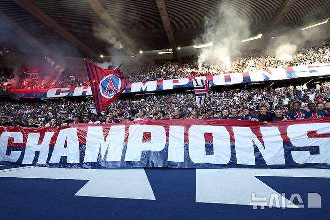 [파리=AP/뉴시스] 파리 생제르맹(PSG) 선수들이 지난달 5일(현지 시간) 프랑스 파리의 파르크 데 프랭스에서 열린 2024-25 리그1 앙제와의 경기에서 승리, 리그 우승을 차지한 후 팬들과 함께 환호하고 있다. 이강인이 결장한 PSG는 앙제를 1-0으로 물리치고 잔여 경기 결과에 상관없이 우승을 확정했다. 2025.04.06.