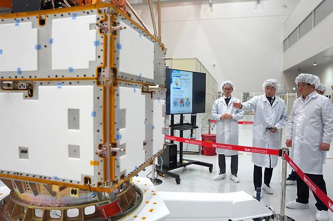 [세종=뉴시스] 농진청은 권재한 청장이 15일 경남 사천 한국항공우주산업(KAI)을 찾아 차세대 중형위성 4호(농림위성) 개발에 대한 협력 방안을 논의했다고 밝혔다. (사진=농진청 제공) 2025.05.15. photo@newsis.com *재판매 및 DB 금지