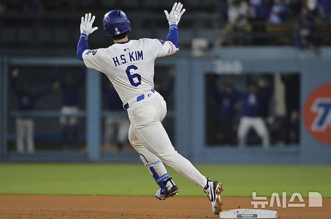 [로스앤젤레스=AP/뉴시스] LA 다저스의 김혜성이 14일(현지 시간) 미 캘리포니아주 로스앤젤레스의 다저스타디움에서 열린 2025 메이저리그 오클랜드 애슬레틱스와의 경기 5회 말 동점을 기록하는 1점 홈런(시즌 1호)을 친 후 베이스를 돌며 세리머니하고 있다. 2025.05.15.
