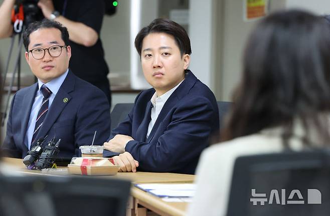 [서울=뉴시스] 황준선 기자 = 이준석 개혁신당 대통령선거 후보가 15일 서울 중구의 한 모임공간에서 열린 대한초등교사협회 주최 ‘서이초 사건과 같은 비극이 다시 일어나지 않기를’ 정책 간담회에 참석해 교사의 발언을 듣고 있다. 2025.05.15. hwang@newsis.com