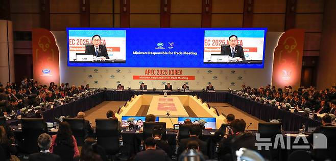 [서귀포=뉴시스] 우장호 기자 = 15일 오후 서귀포 제주국제컨벤션센터(ICC)에서 아시아태평양경제협력체(APEC) 통상장관회의가 열리고 있다.이번 APEC 통상장관회의에는 회원국인 21개국 통상장관들과 경제협력개발기구(OECD), 세계무역기구(WTO) 등 국제기구 관계자들이 참석한다. 2025.05.15. woo1223@newsis.com