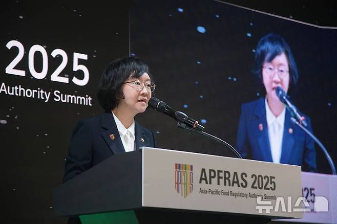 [서울=뉴시스] 식품의약품안전처는 15일부터 16일까지 그랜드조선 제주 호텔에서 제3회 아시아·태평양 식품규제기관장 협의체 '아프라스 2025'를 개최한다고 이날 밝혔다. 이날 오유경 식품의약품안전처장이 '아프라스 2024' 개회식에서 개회사를 하고 있다. (사진=식약처 제공) 2025.05.15. photo@newsis.com
