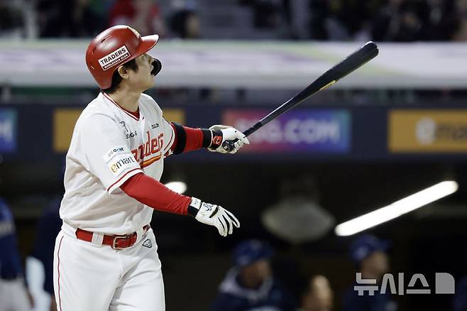 [인천=뉴시스] 최동준 기자 = 13일 인천SSG 랜더스필드에서 열린 2025 KBO리그 NC 다이노스와 SSG 랜더스의 경기, 6회말 2사 1루 상황 SSG 최정이 500호 홈런을 치고 있다. 2025.05.13. photocdj@newsis.com